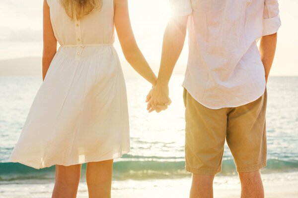 Ragazzo con ragazza in riva al mare