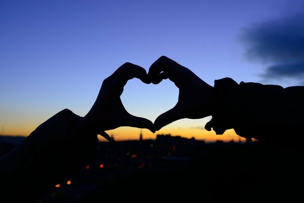 Silhouette eines Herzens auf Sonnenuntergang Hintergrund