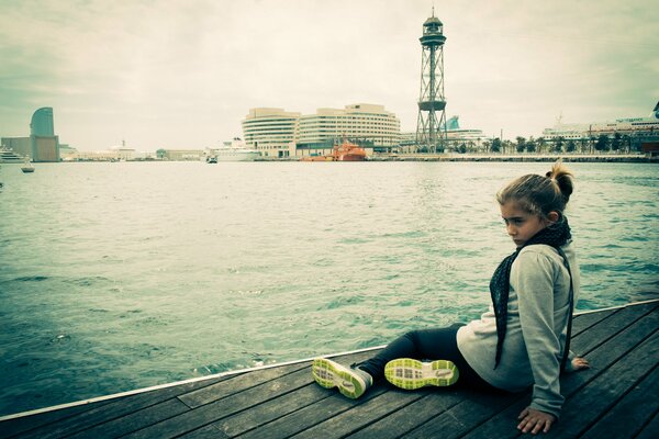 Chica en el muelle con una mirada fija