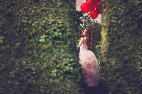 Ragazza in abito in giardino