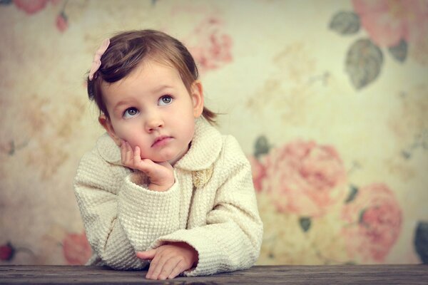 Niña pensativa en el fondo de pantalla