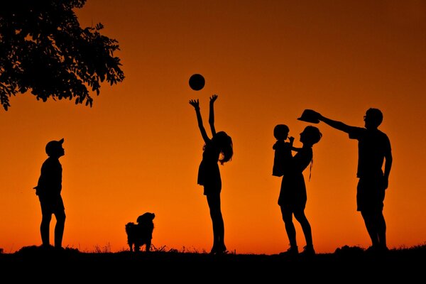 Foto en el fondo de la puesta de sol. Valores familiares