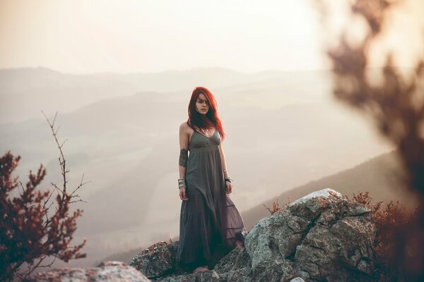 Ragazza dai Capelli rossi sulle rocce