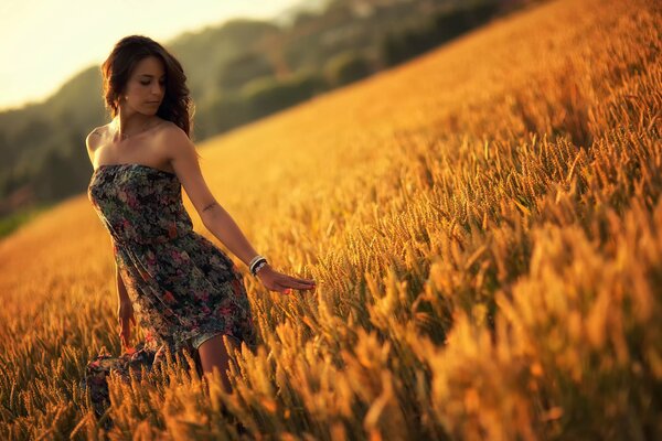 Mädchen im Sommerkleid auf einem Weizenfeld