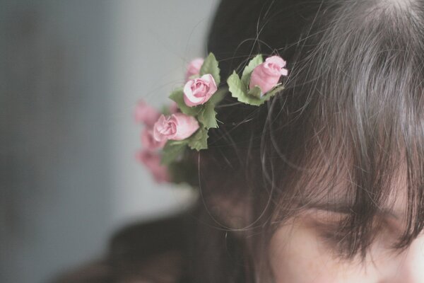 Belles fleurs sur les cheveux d une fille triste