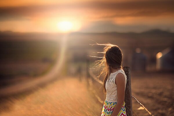 Das Mädchen ist an der Straße. Foto und Bokeh