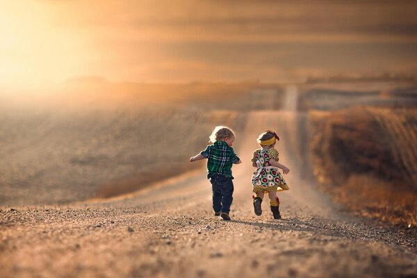 Los niños en el camino corren juntos