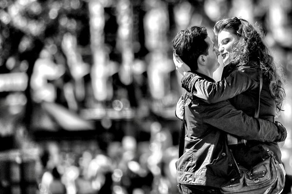 Pareja enamorada en un fondo borroso