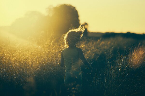 La jeune fille a couru sur l herbe