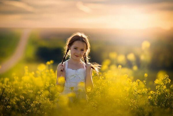 Photo avec une ambiance chaleureuse. La fille aux tresses de la route