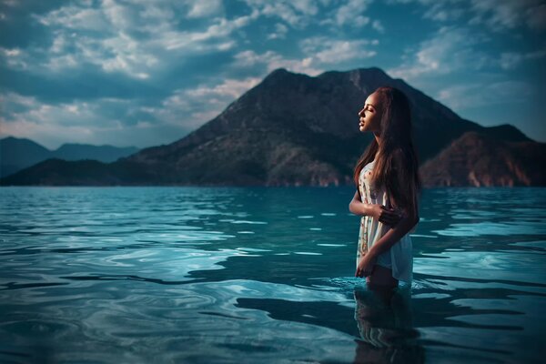 La chica triste está en el agua