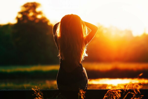 Silueta de una niña al atardecer