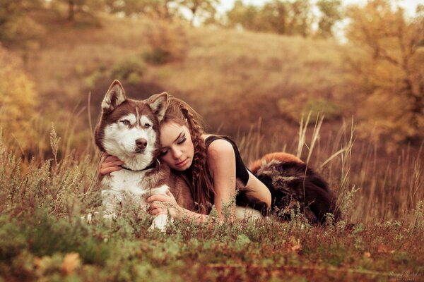 Das Mädchen und der Husky-Hund genießen die natur