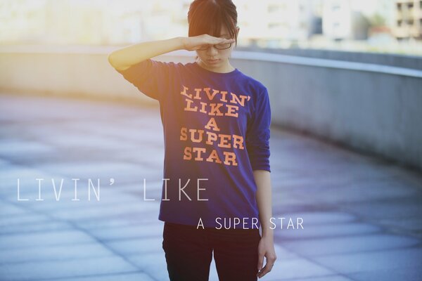 La fille en bleu t-shirt imprimé vis comme une super star