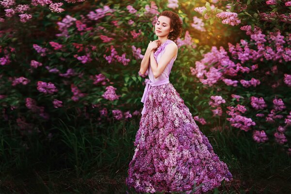 Fille dans une robe de lilas