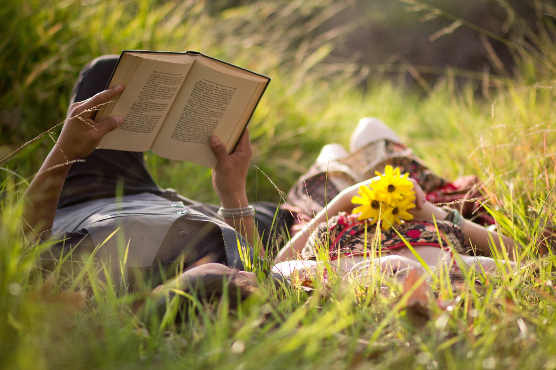 stati d animo ragazza ragazzo uomo donna amanti coppia coppia amore sentimenti calore romanticismo libro lettura fiori verde prato erba sfondo carta da parati widescreen schermo intero widescreen widescreen ampio