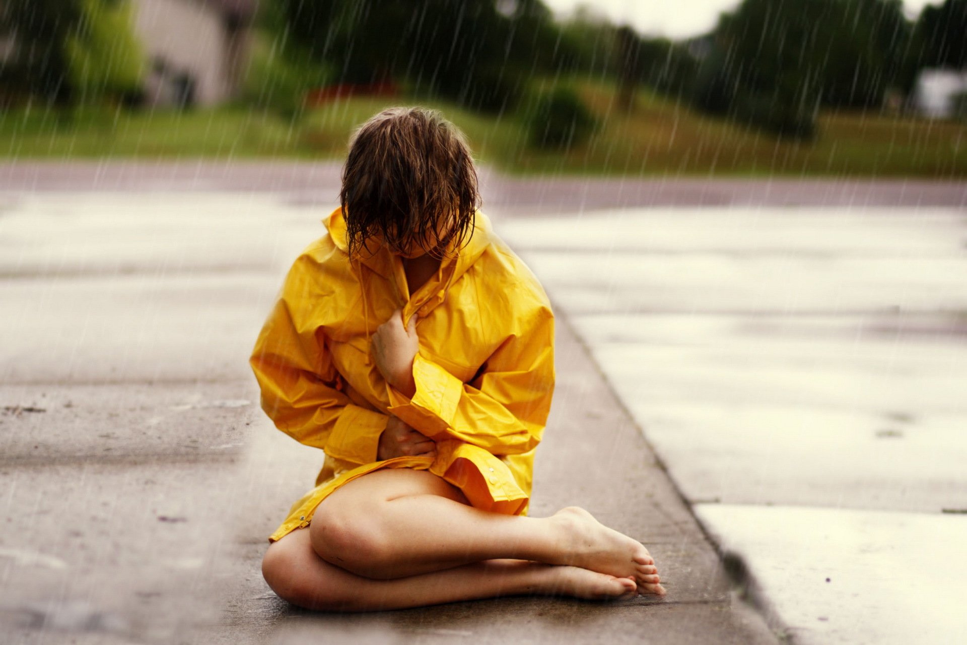 chica calle lluvia estado de ánimo