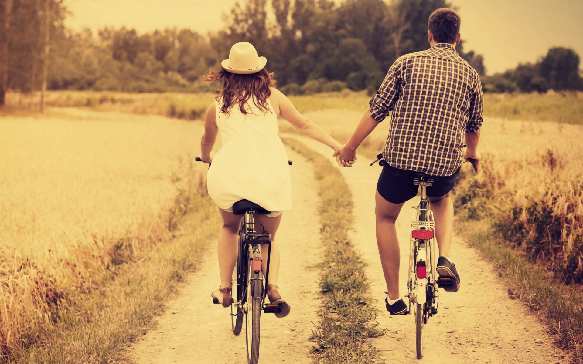 humeur fille gars homme femme couple couple vélo loisirs chapeau chapeau par la main chaleur nostalgie amour nature fond d écran widescreen plein écran widescreen