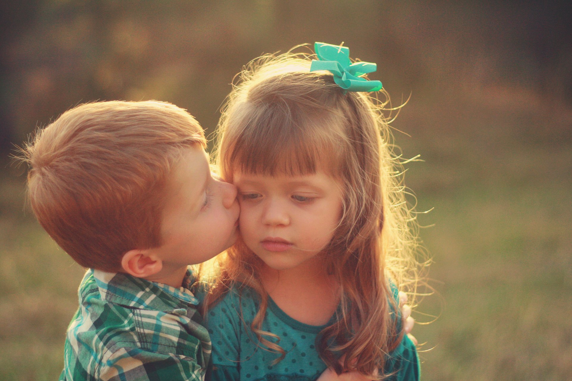 stati d animo bambini bambini bambini bambino bambino bambino bambini ragazza ragazzo fratello sorella bacio capelli biondi fiocco decorazione forcina natura sole sfondo carta da parati widescreen schermo intero widescreen