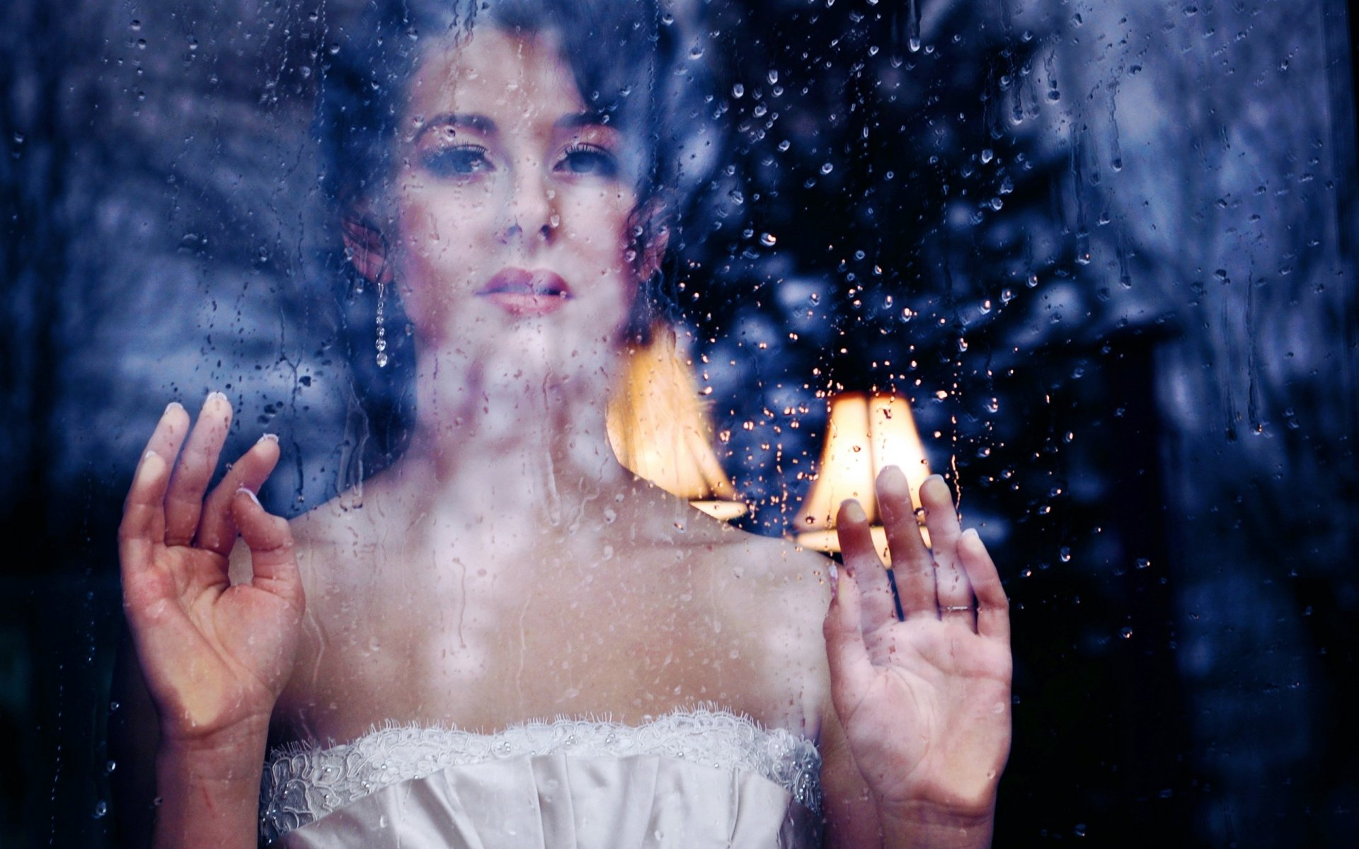 brunette vue paume mains fenêtre verre gouttes pluie