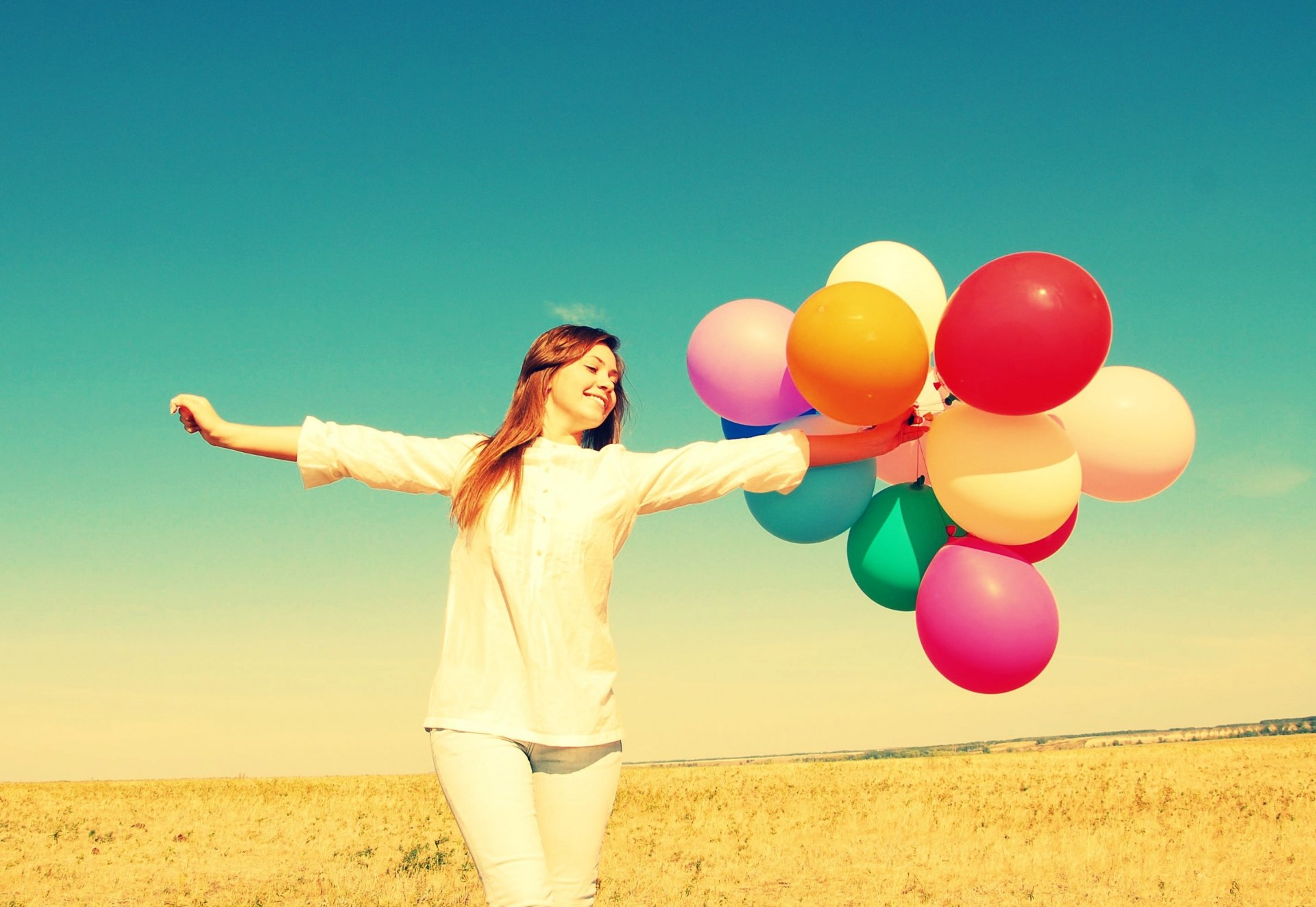 humeur fille mains ballons ballons coloré multicolore liberté bonheur positif joie champ nature plantes ciel fond d écran écran large plein écran écran large écran large le plus