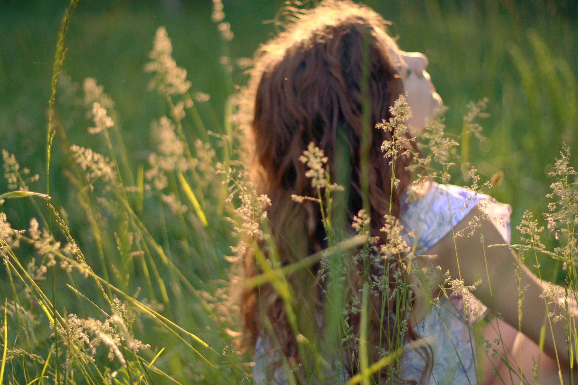 umore ragazza natura erba verde sole sfondo carta da parati