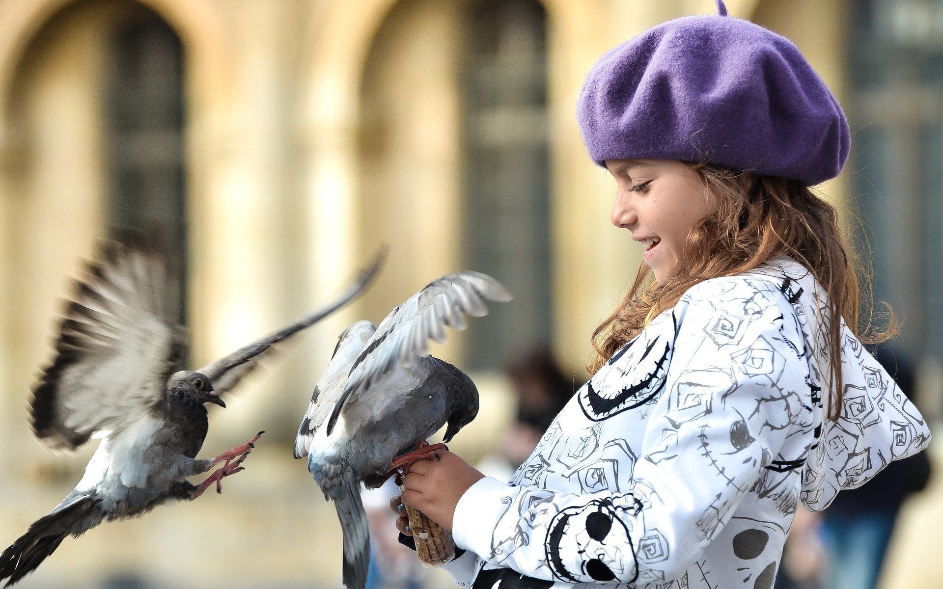 stimmungen kinder mädchen vogel vögel taube tauben hut lächeln verwischen gehen tapete widescreen vollbild widescreen hintergrund widescreen