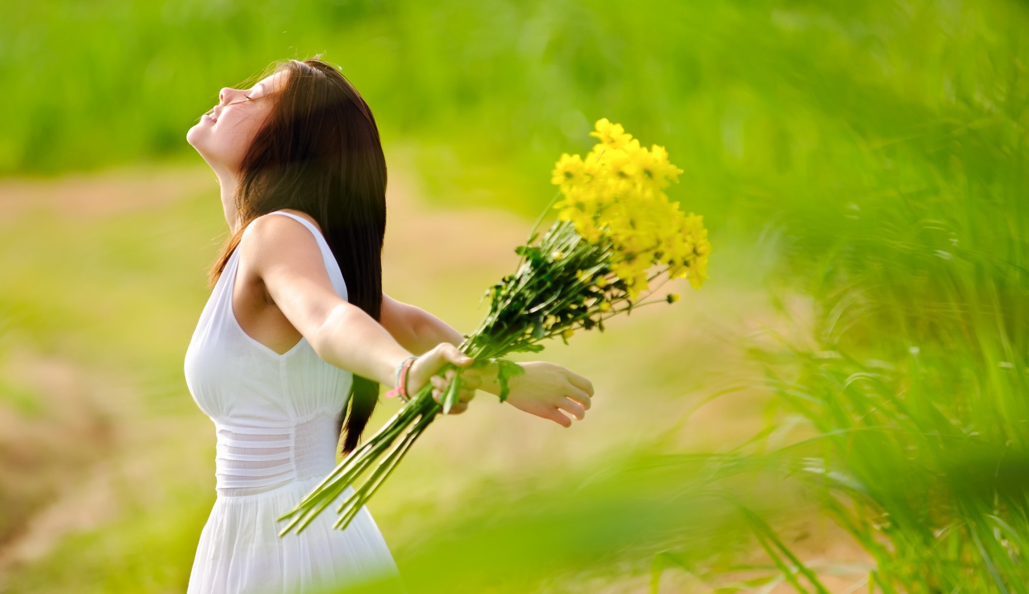 umore ragazza bruna viso profilo sorriso positivo gioia freschezza fiori fiori giallo natura erba verde campo sfondo carta da parati widescreen schermo intero widescreen widescreen