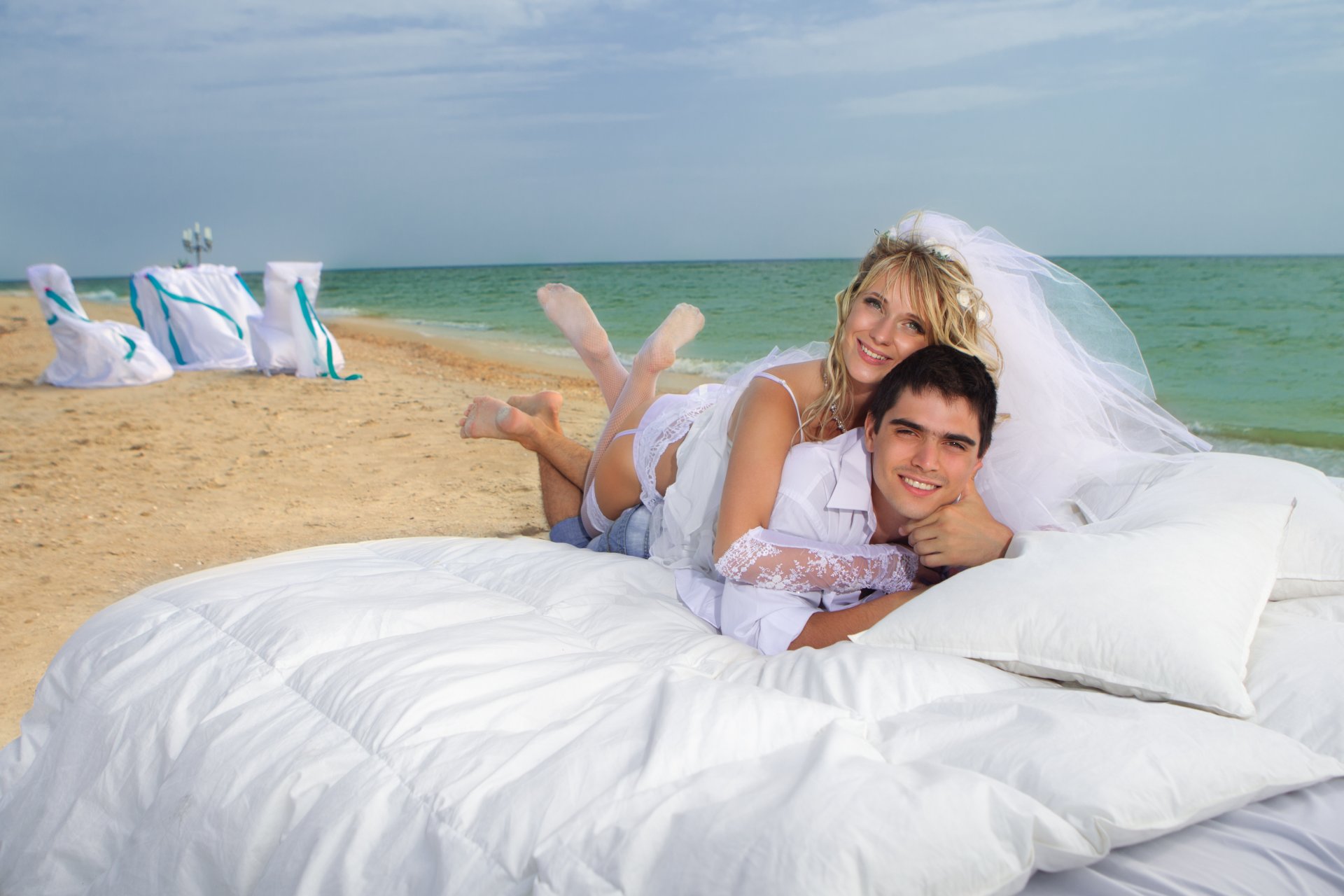 ea beach the pair bride groom girl blonde guy smile. veil bed pillow