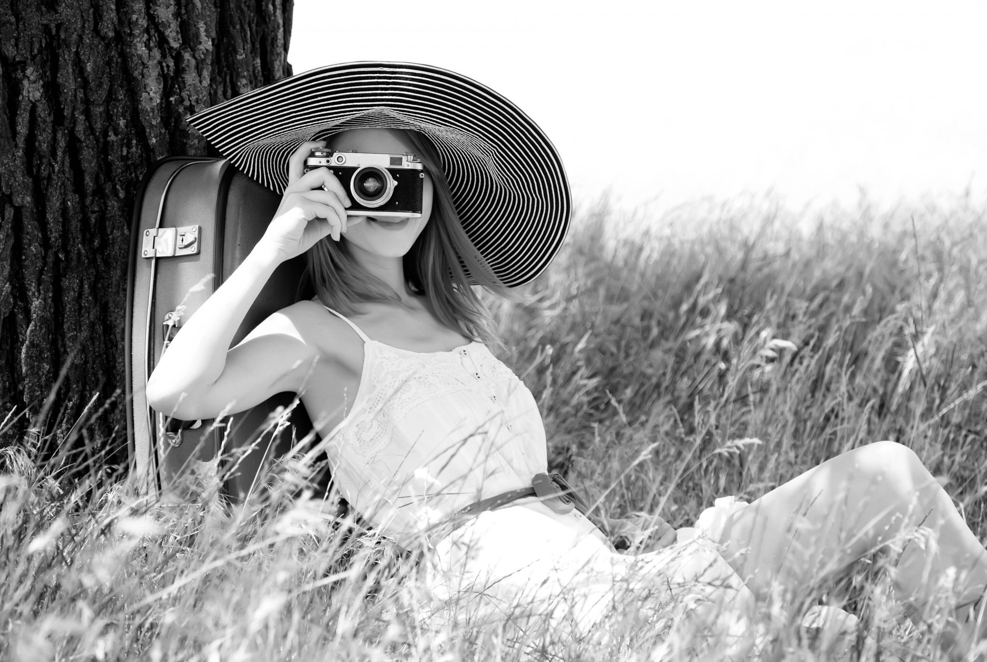 humeur fille sourire appareil photo bagages valise nature plantes fleurs loisirs voyage noir et blanc fond papier peint écran large plein écran écran large écran large