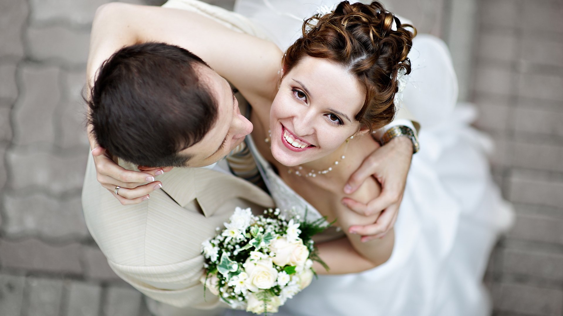 stimmung mädchen kerl brautpaar paar braut bräutigam kleid hochzeit blumenstrauß freude glück lächeln lachen wand hintergrund tapete