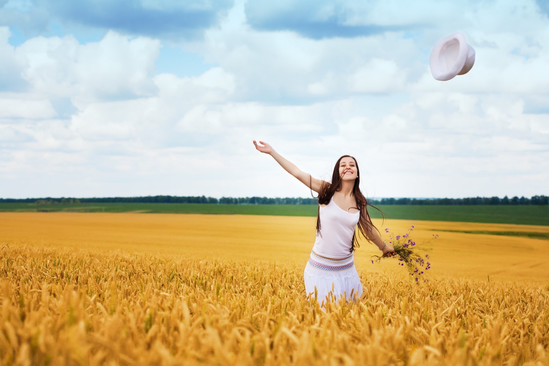 estado de ánimo chica sonrisa alegría positivo felicidad diversión acción movimiento campo árboles follaje fondo papel pintado pantalla ancha pantalla completa pantalla ancha pantalla ancha