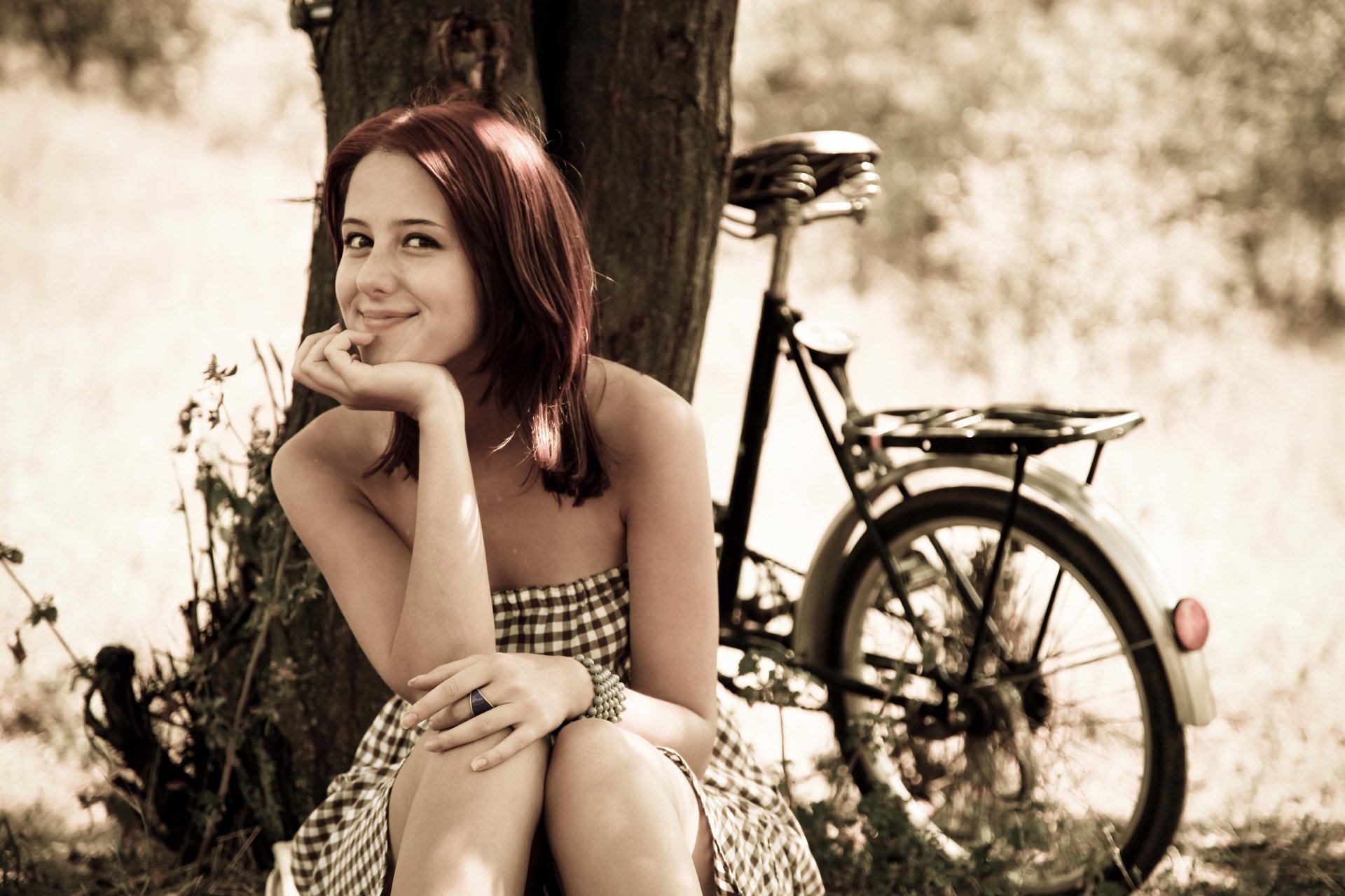 umore estate ragazza gioia romanticismo passeggiata bicicletta relax relax positivo sfocatura bokeh