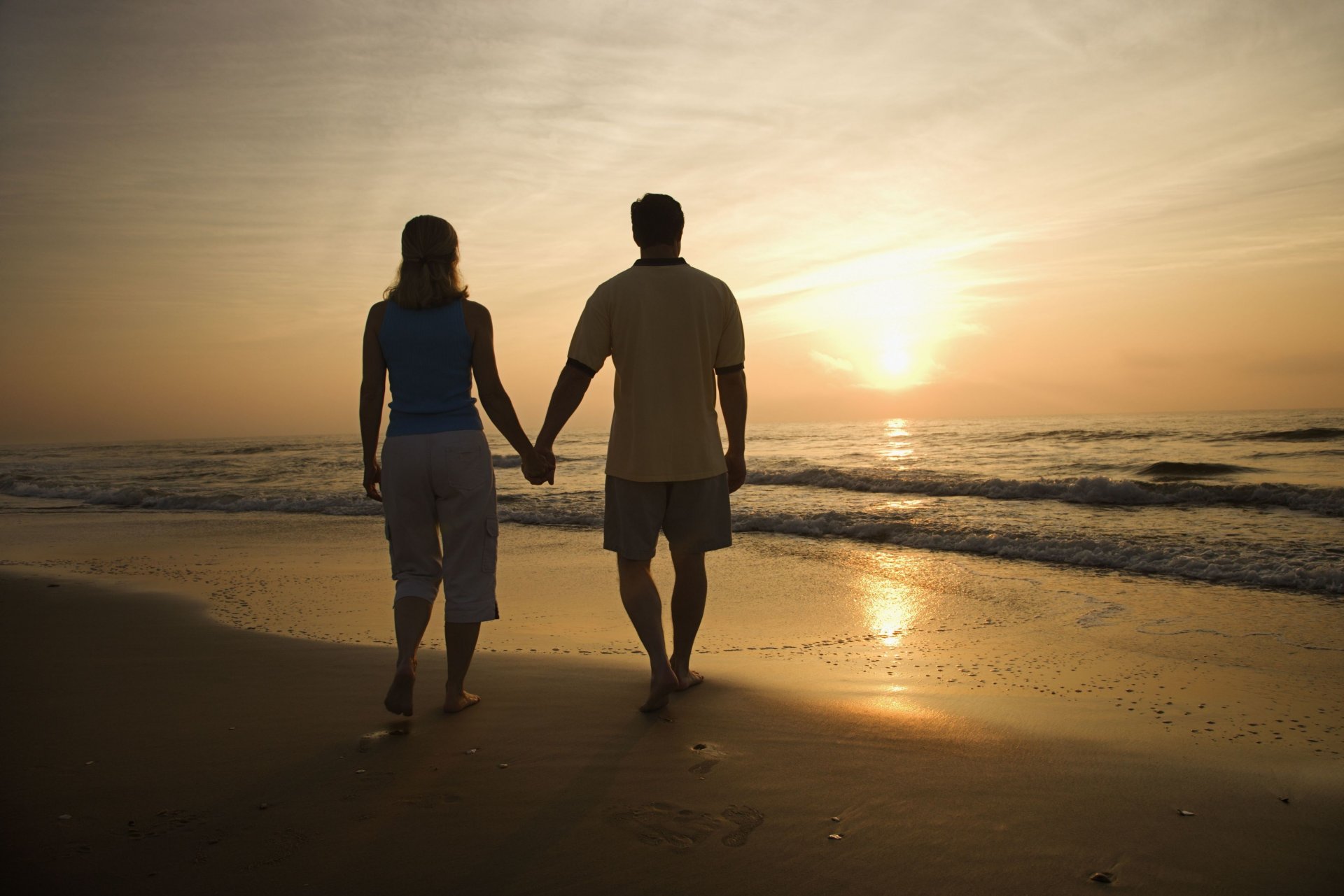 stimmungen mädchen mann kerl frau paar gefühle liebe hände sand strand meer wasser welle sonne sonnenuntergang silhouetten hintergrund tapete widescreen vollbild widescreen widescreen