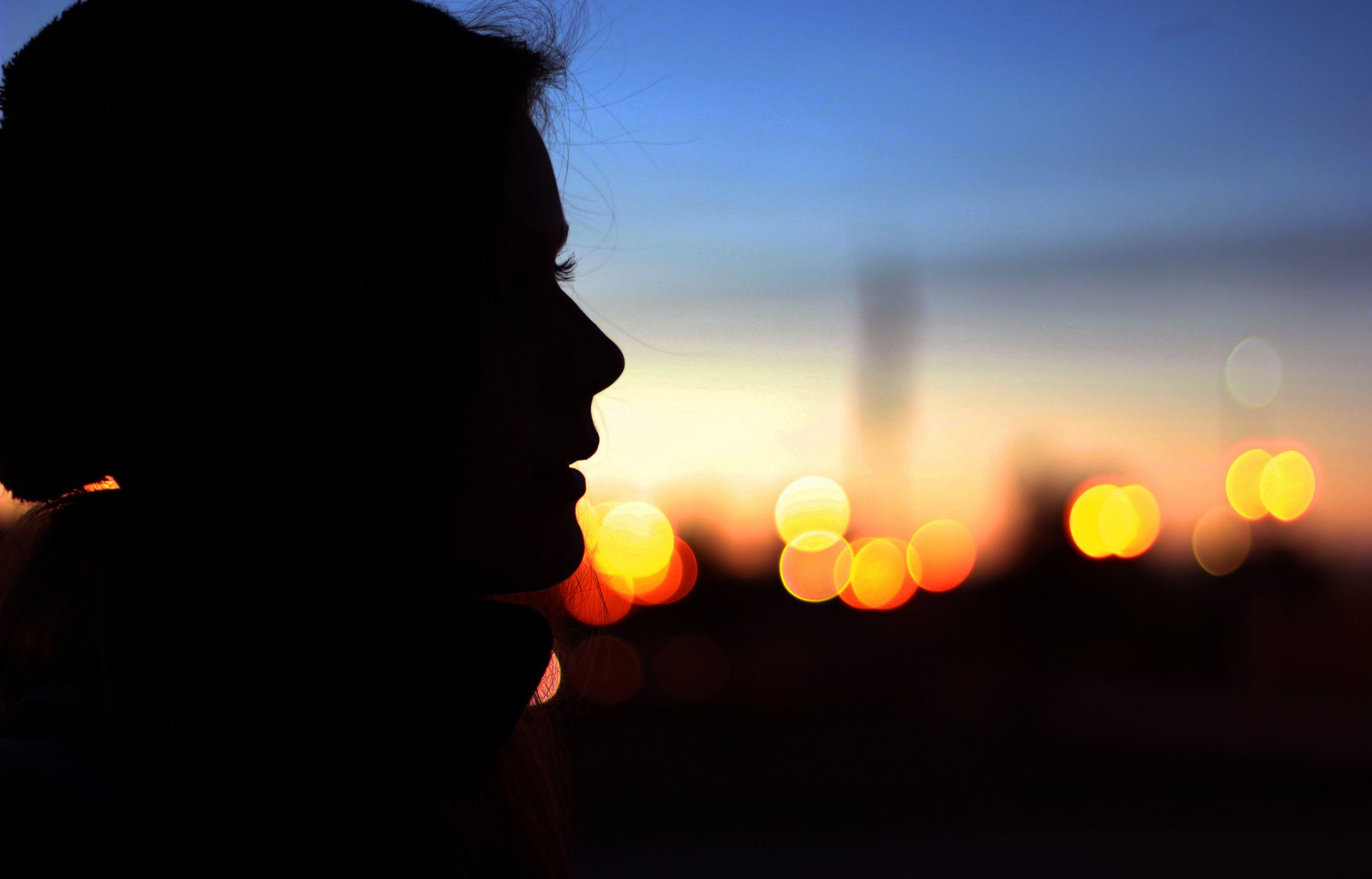 stimmung mädchen gesicht profil silhouette wimper augen abend bokeh lichter hintergrund tapete widescreen vollbild widescreen widescreen