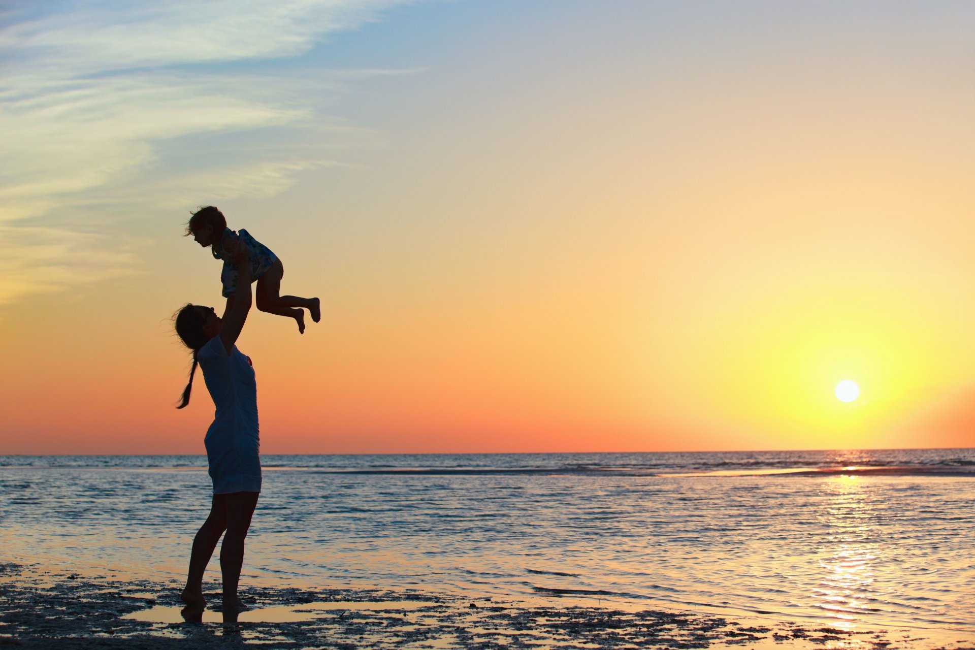 humeur fille maman bébé enfants bébé fille bonheur joie positif rire sourire mer vagues soleil fond grand écran plein écran fond d écran