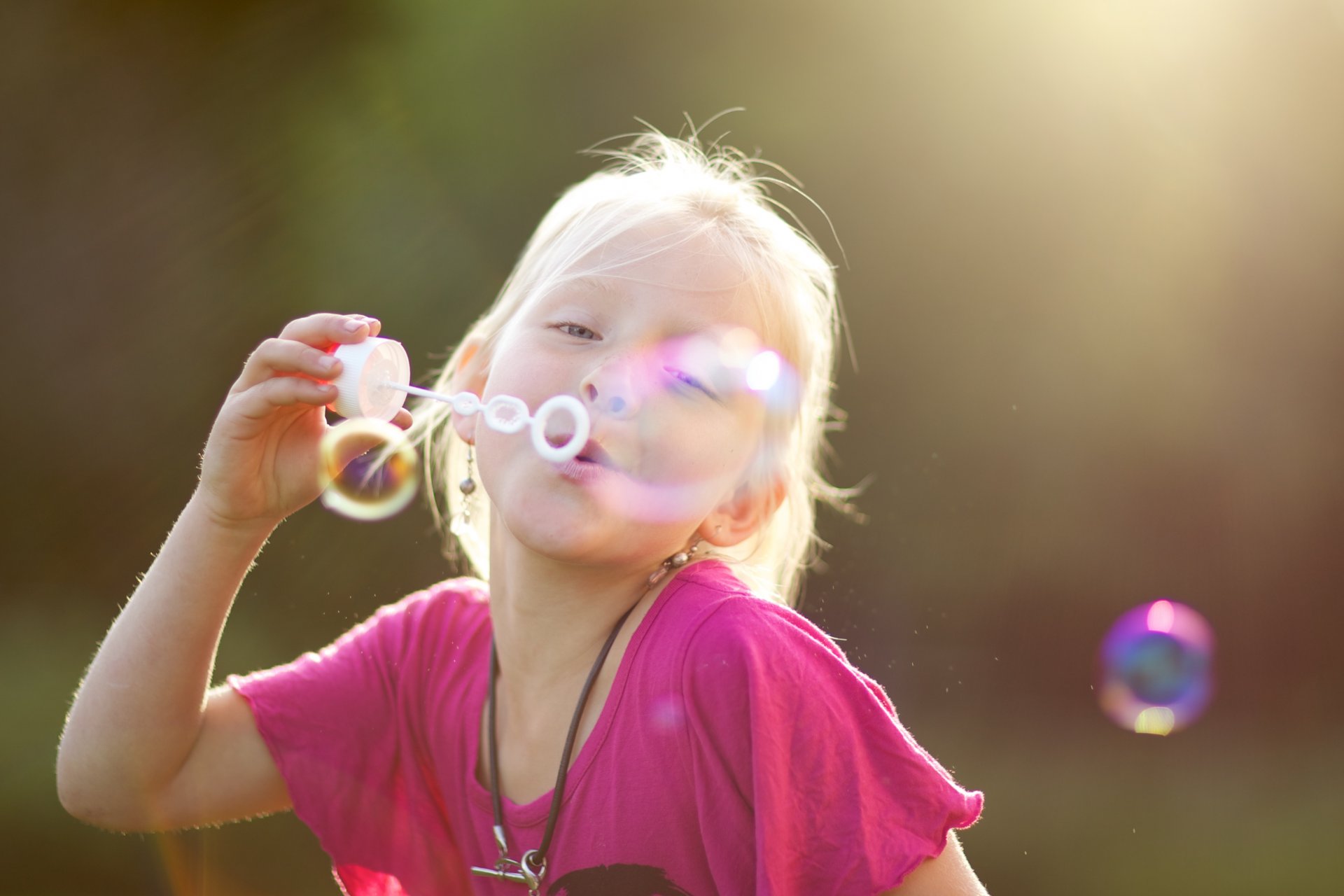 humeur enfants fille rose bulles de savon nature fond. papier peint