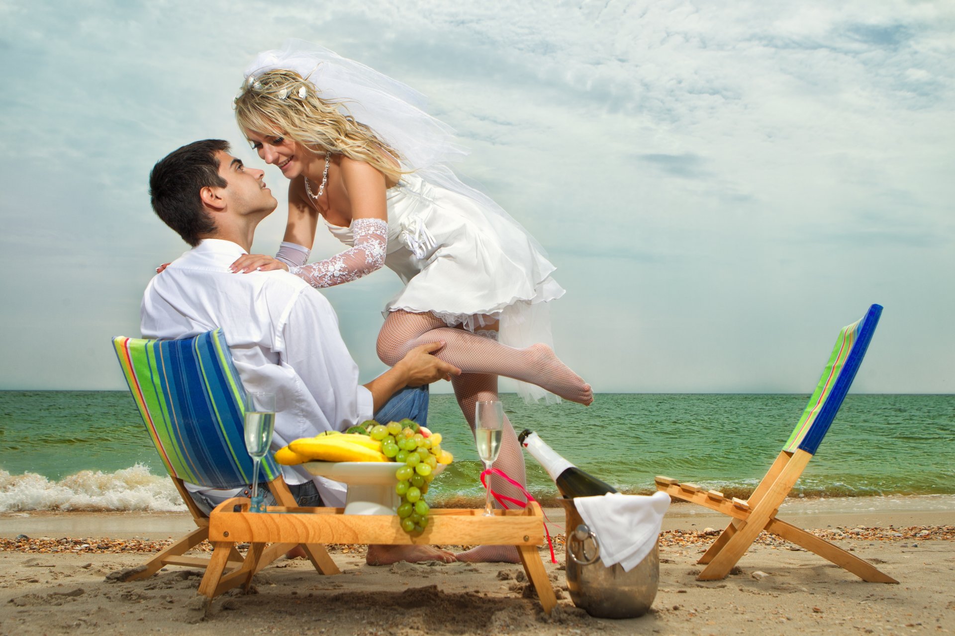 spiaggia mare ragazza fidanzato sposo sposa velo da sposa sorriso sedie uva banane bicchiere di vino