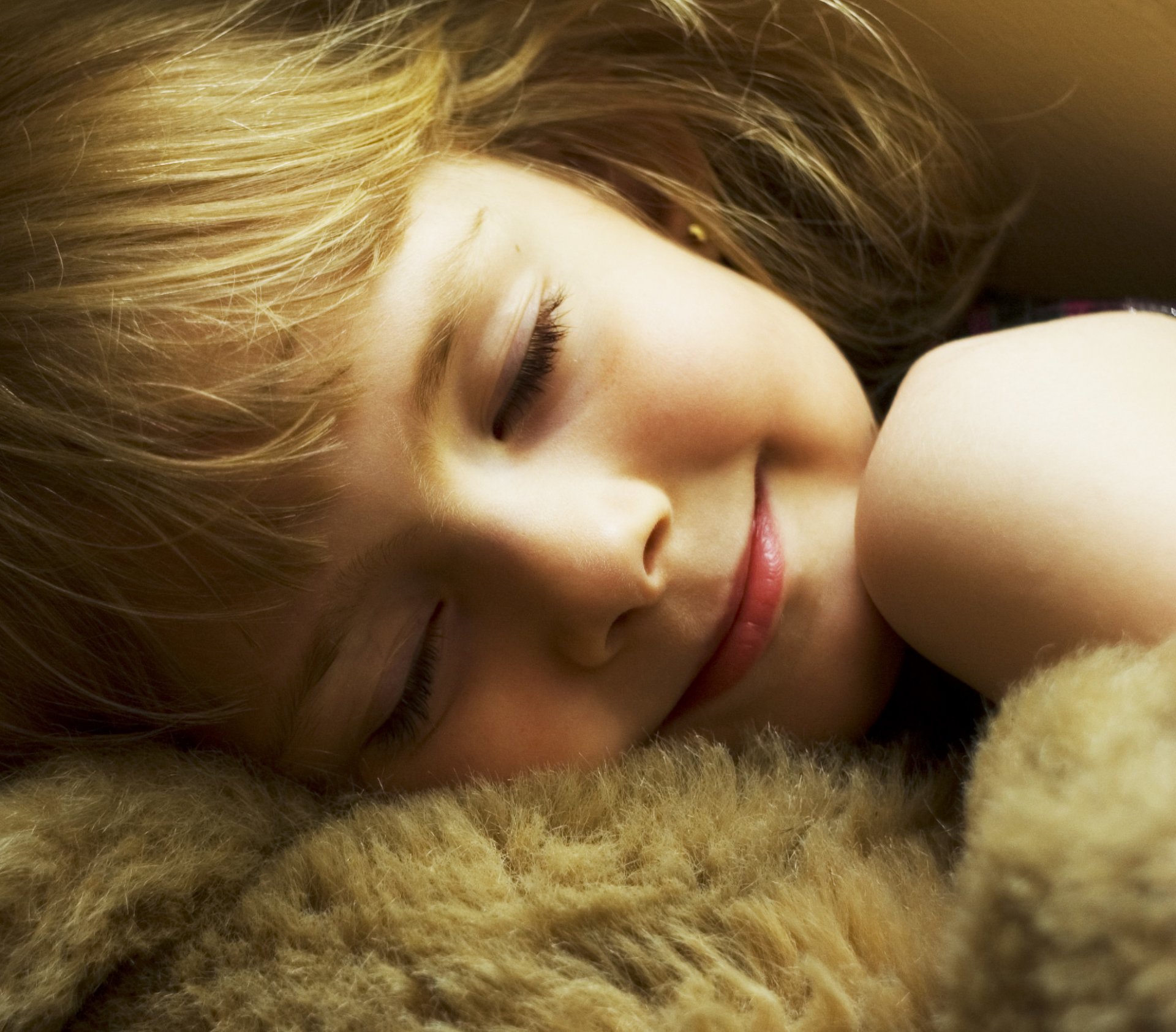 enfant fille dormir visage sourire cheveux blond peluche