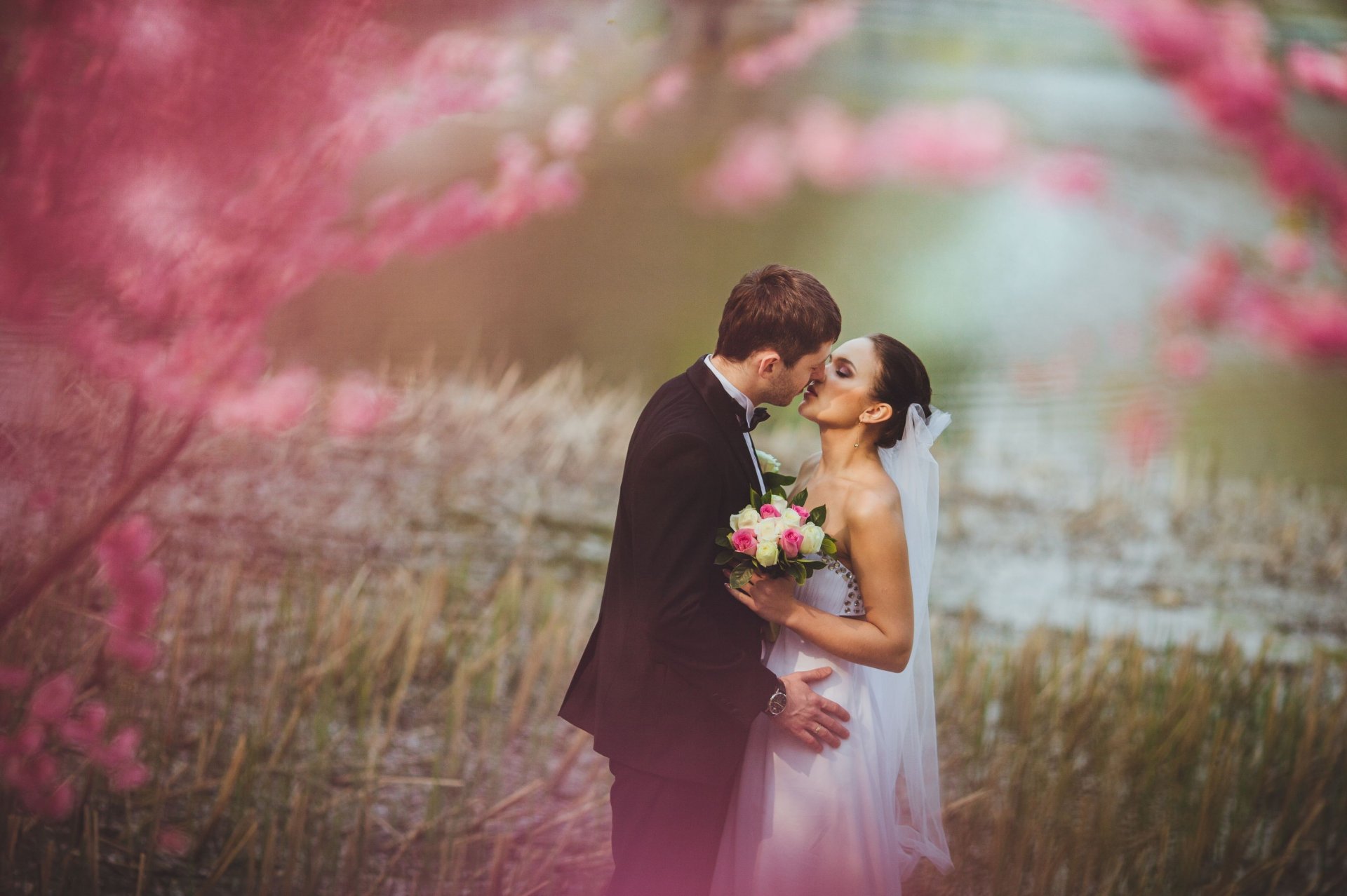 stimmung mädchen kerl mann frau paar braut bräutigam hochzeit hochzeitskleid anzug smoking schleier blumen blumen blumenstrauß blumenstrauß uhr zärtlichkeit kuss natur rosa hintergrund tapete widescreen vollbild widescreen wal