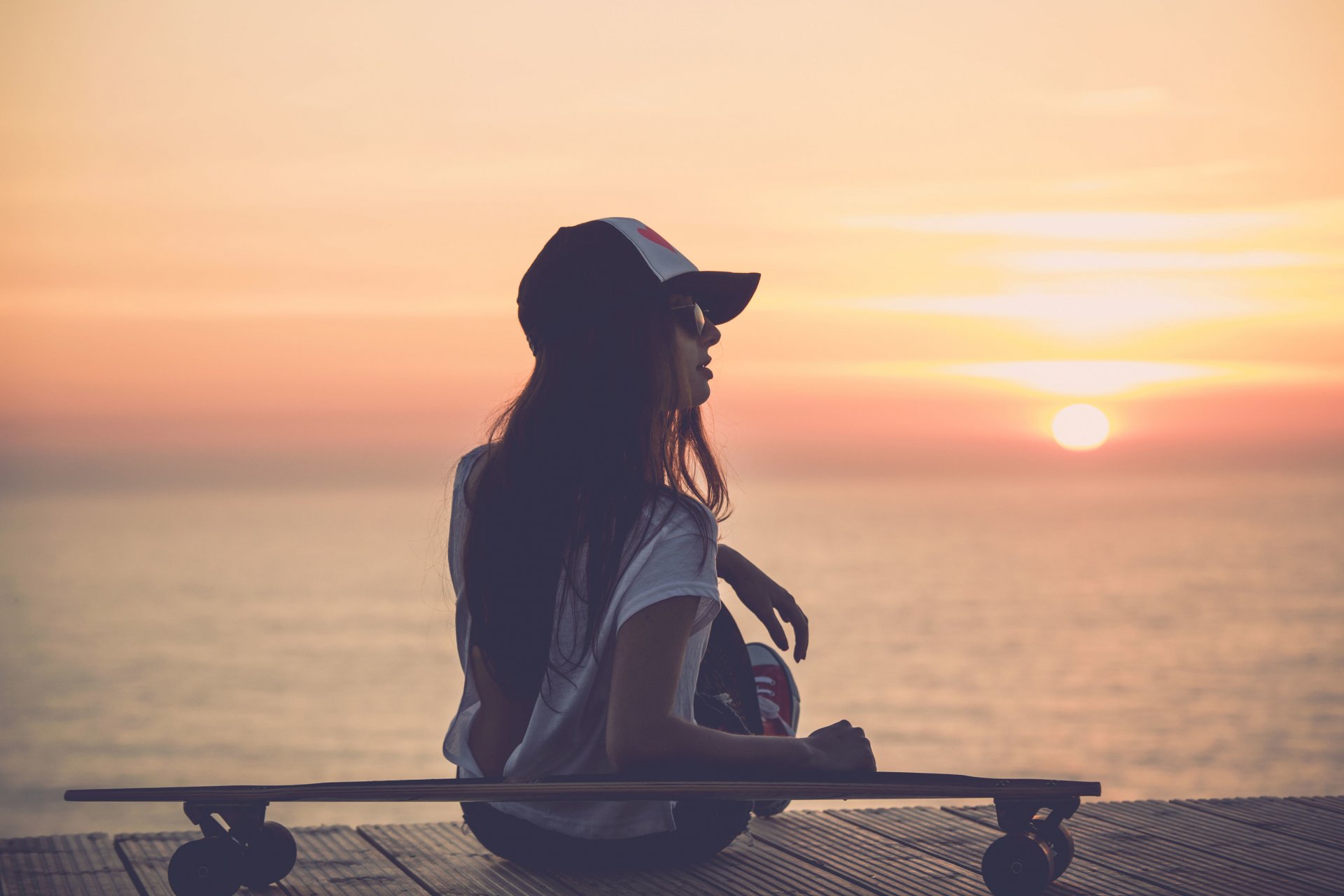 estado de ánimo chica gorra gafas monopatín tablero mar río puesta de sol sol fondo fondo de pantalla pantalla ancha pantalla completa pantalla ancha