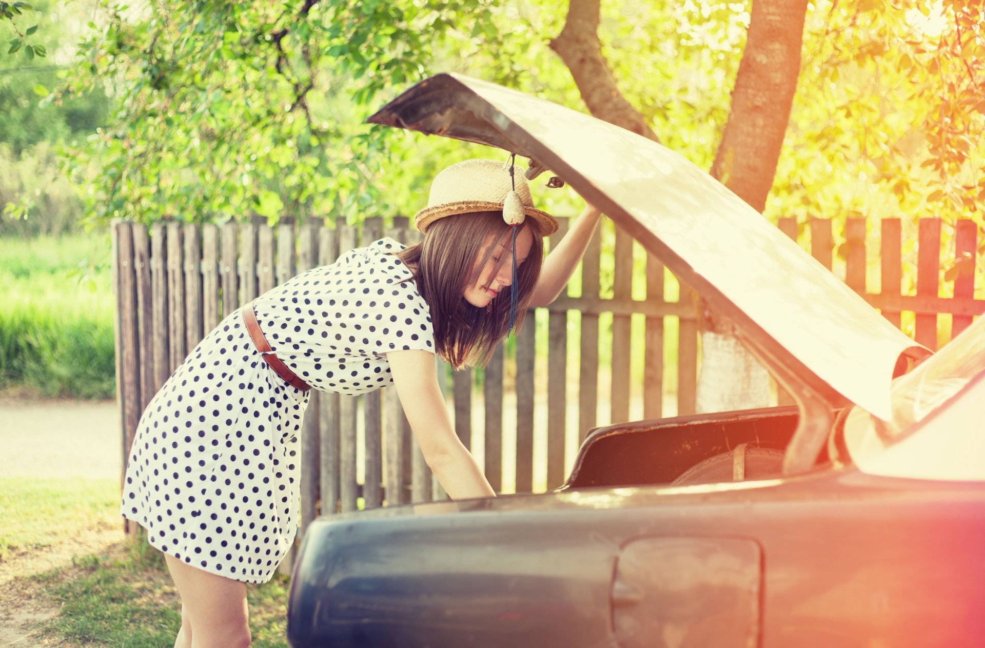 estado de ánimo chica vestido lunares sombrero sombrero coche cerca valla árbol árboles hojas follaje sol fondo papel pintado pantalla ancha pantalla completa pantalla ancha pantalla ancha