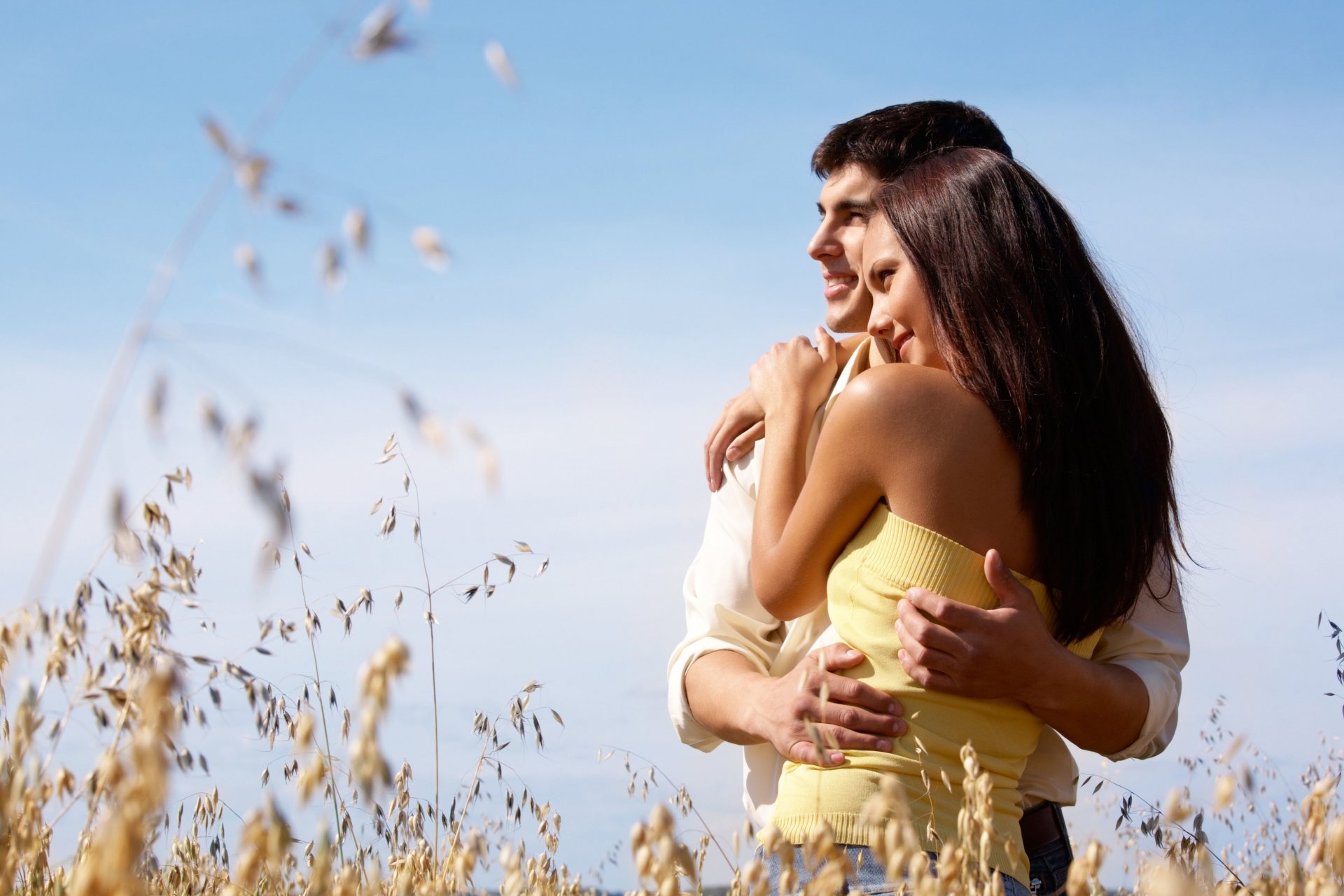 estado de ánimo chica mujer morena morena novio hombre pareja amantes amor sonrisa abrazo planta naturaleza fondo cielo pantalla ancha pantalla completa pantalla ancha fondo de pantalla