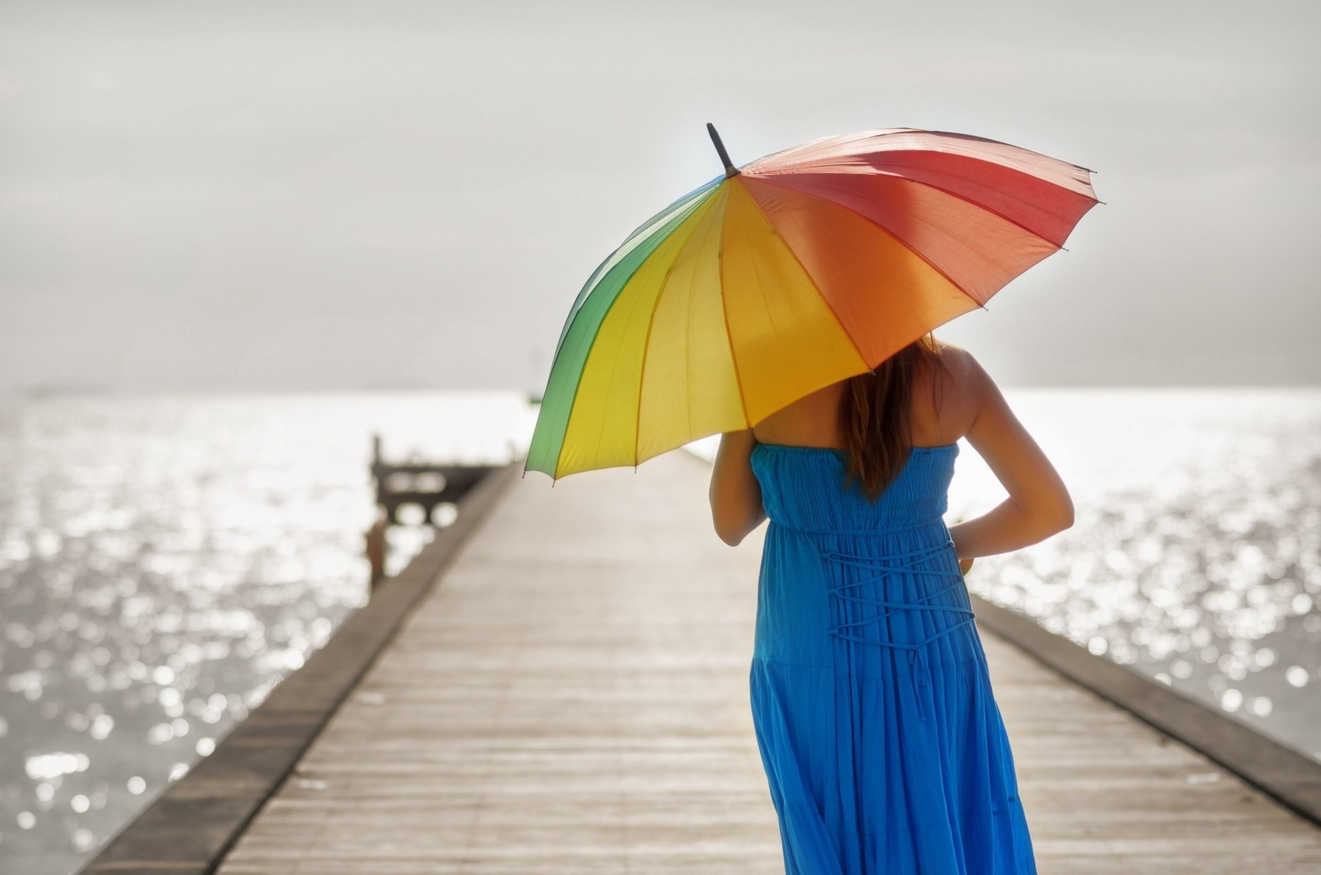 stimmung mädchen frau kleid blau regenschirm regenschirm farbe farben meer wasser blendung sonne strahlen reflexion hintergrund tapete widescreen vollbild widescreen