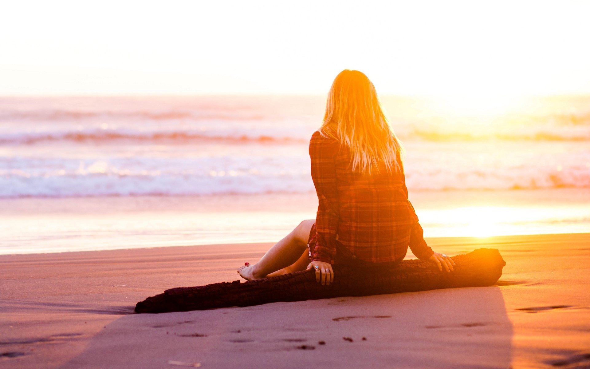 stati d animo ragazza capelli biondi seduta albero tronco relax pensosità pensieri sogni sabbia spiaggia impronte estate mare. fiume acqua sole sfondo carta da parati widescreen schermo intero widescreen widescreen