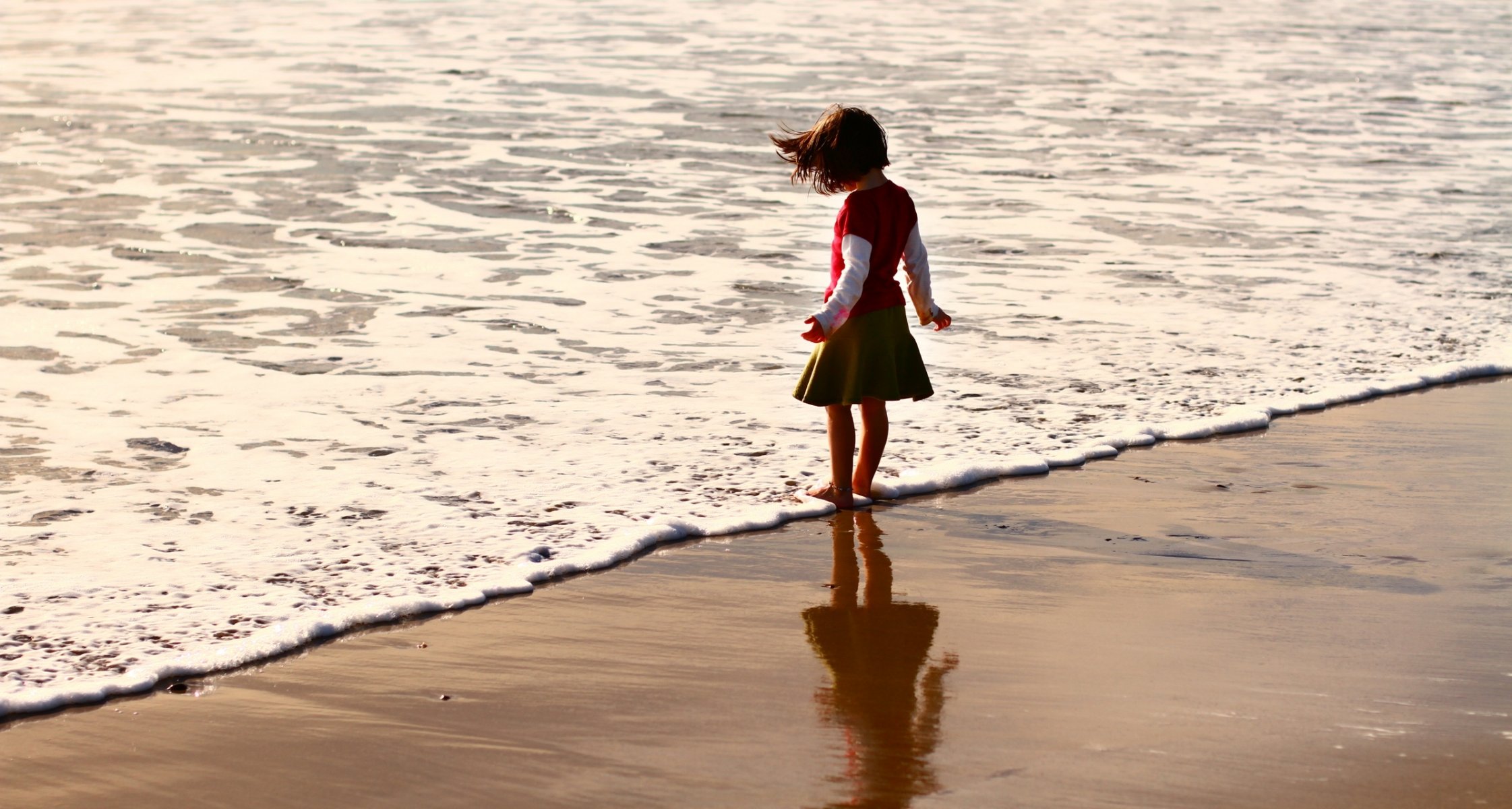 humeur enfants enfants enfant en bas âge bébé fille brunette enfant plage sable été mer eau vague bonne humeur fond d écran écran large plein écran écran large