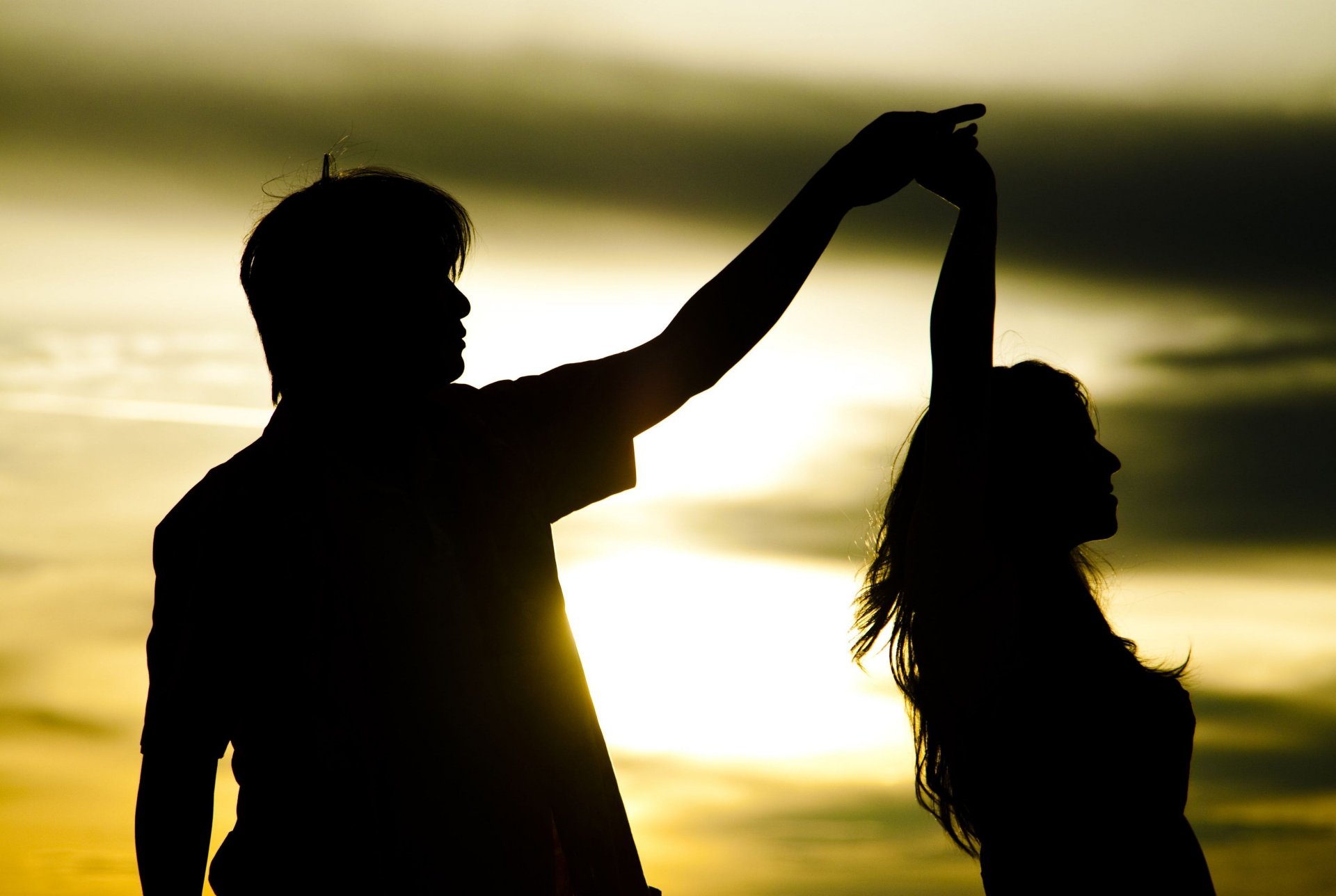 humeur fille petit ami homme femme couple amoureux amour sentiments romance danse silhouettes mouvement action coucher de soleil soleil fond fond d écran écran large plein écran écran large écran large