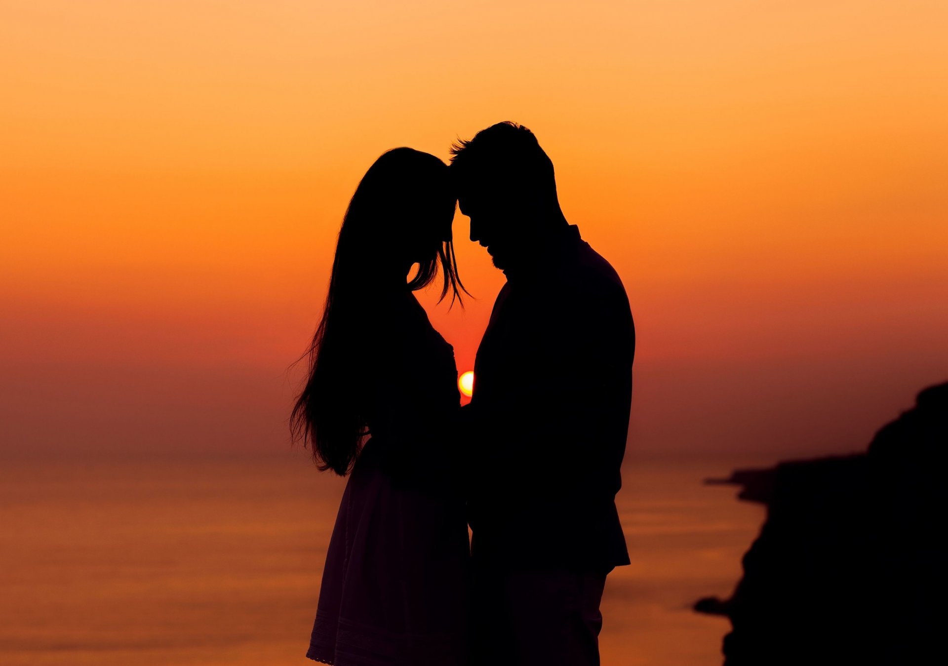 stati d animo ragazza donna ragazzo uomo silhouette amore sentimenti romanticismo tramonto sole sfondo carta da parati widescreen a schermo intero widescreen widescreen