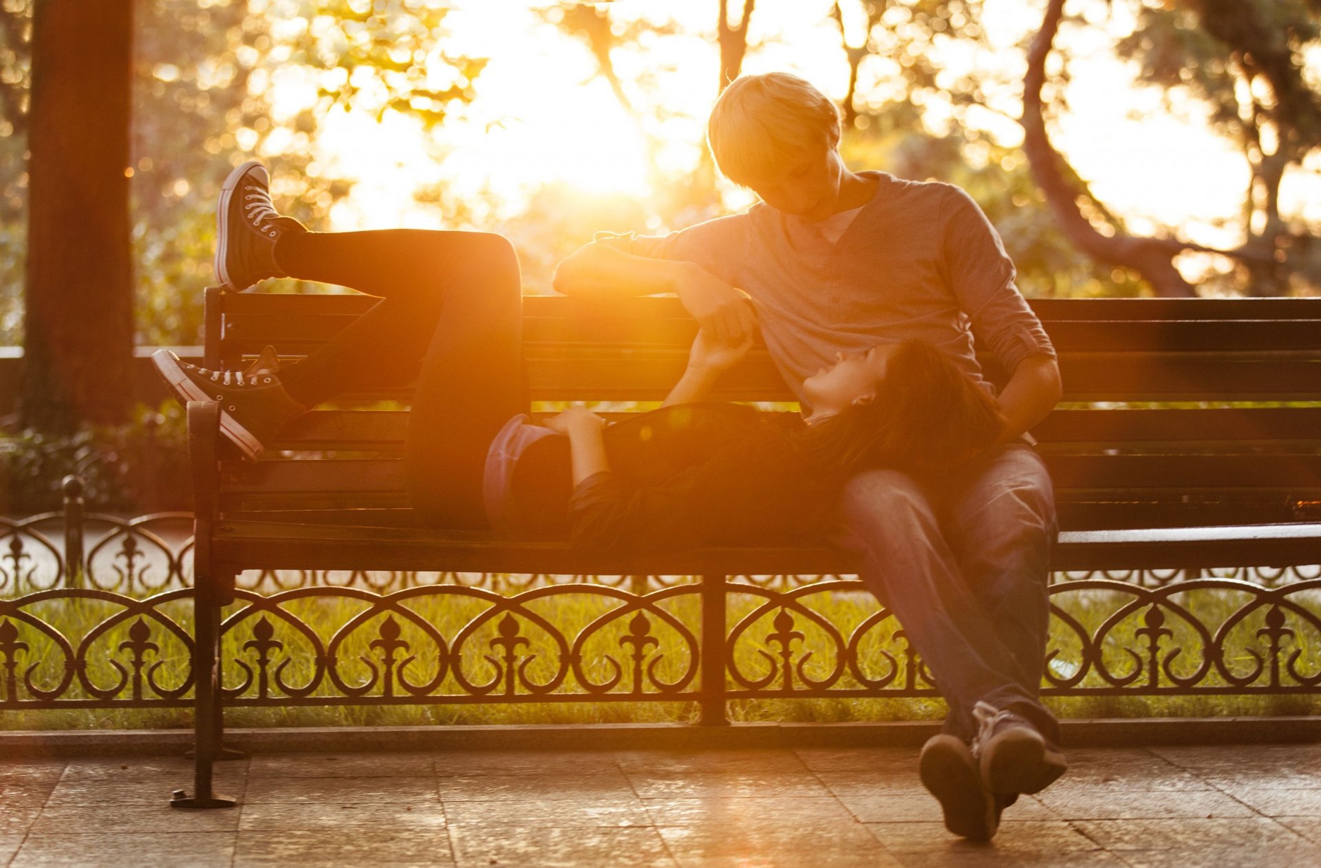 stati d animo ragazza ragazzo donna uomo coppia coppia amanti amore sentimenti romanticismo calore panchina conversazione comunicazione panchina panchina natura albero sole giorno sfondo carta da parati widescreen schermo intero widescreen parete