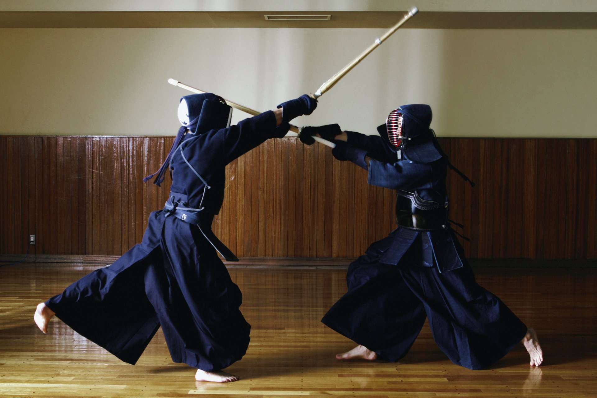 stimmung sport kendo weg schwert japanisch militär kunst basierend auf techniken besitz samurai schwert fechten bambus schwerter duell zwei mädchen japanisch in kendo stattdessen katana verwendet ausbildung schwert sinai bestehend aus